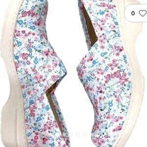 Ohmm Clogs in floral ditsy pattern women’s clog size 8.5